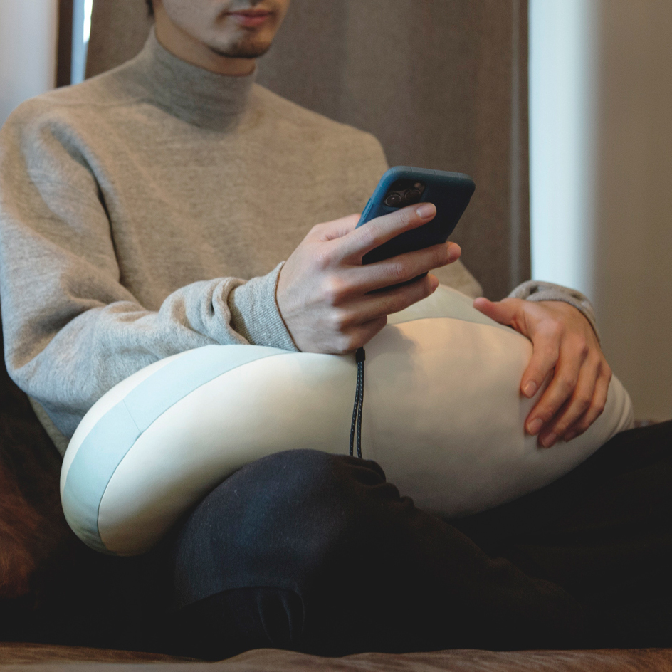 ソファや床でくつろぐ時、本やスマホを見る時に、頭や腕をのせれば、ぐっとラクになる。肩・腰の痛みやいびき対策にもおすすめの『抱き枕』|megumi