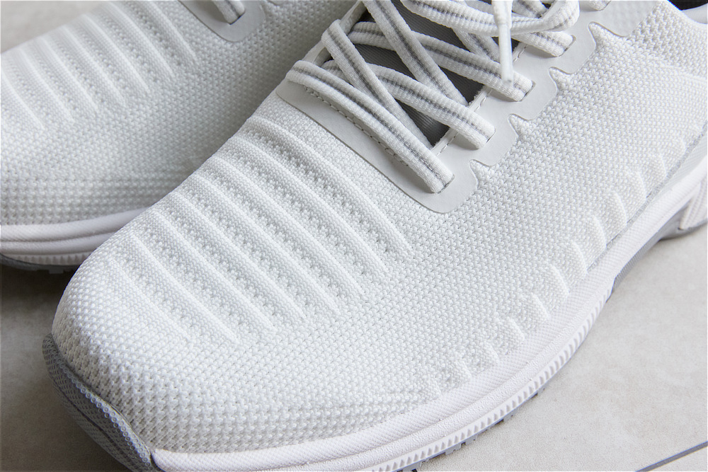 表側がストレッチ性の高いニット素材、内側がウェットスーツやPCケースなどに使用されるネオプレン素材。｜スッと履けて、すっぽりフィットする「コンフォートスニーカー」｜Orthofeet（オーソフィート）