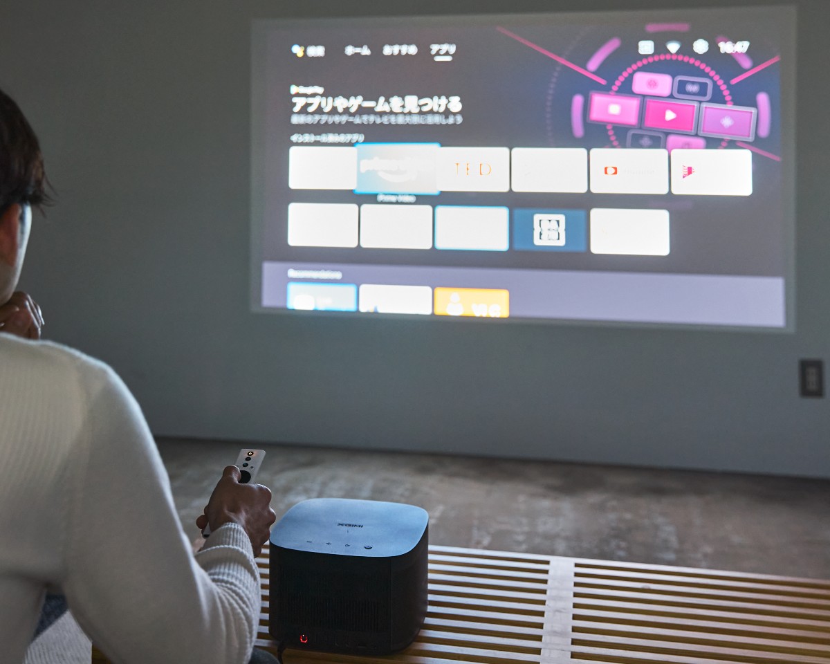 Image: https://1fl0kyr79c.user-space.cdn.idcfcloud.net/photographes/e388538e53e20b93307fd8d42e55775f.jpg 2200NSIルーメンという、圧倒的な明るさ。カンタン設定、しかも、これ1台で、とびきり美しい映像と音を楽しめるプロジェクター|簡単設定、くっきり明るい4K、胸に迫るサウンド。ドラマに、スポーツに、どっぷり浸れる「家庭用プロジェクター」|XGIMI HORIZON Pro(エクスジミー ホライズン プロ)」