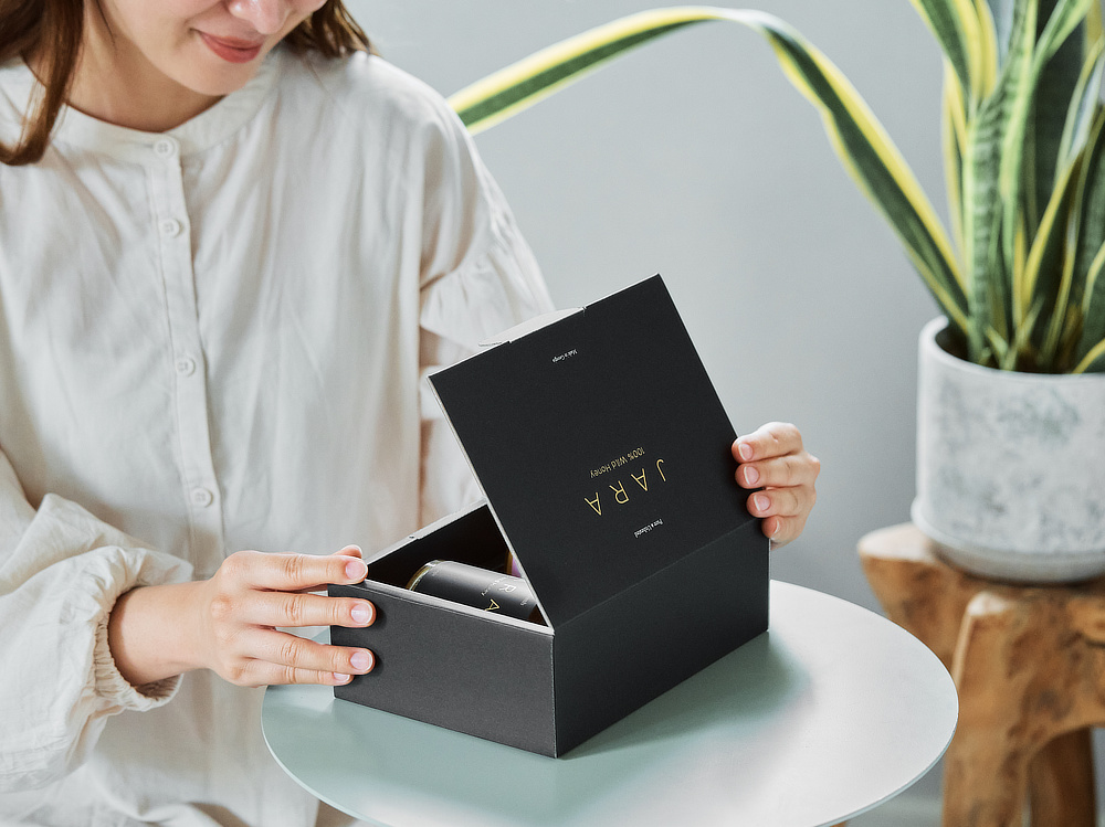 プレミアム感に溢れた『JARA Honey(ジャラハニー)』は、お世話になったお礼、退職祝い、父の日や母の日など、大切な人へのプレゼントにふさわしいたたずまい|世界最古の採蜜の地・ジョージアから届いた、野生のままの巣ごとハチミツ『JARA Honey(ジャラハニー)』