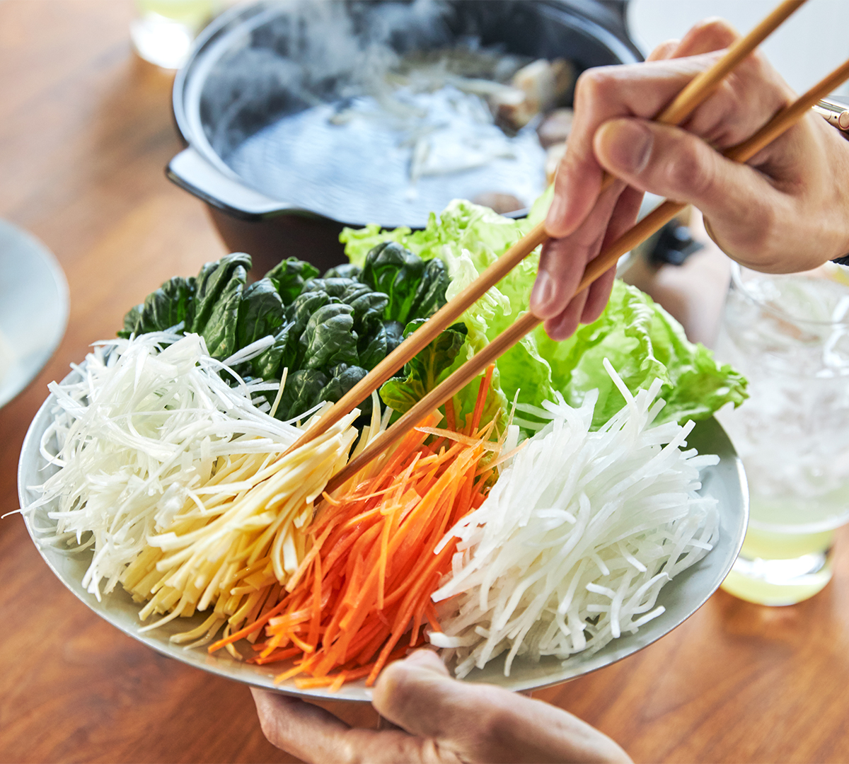 茹で鶏特有の臭みやパサつきはまったく感じられず、冷めても柔らかくてジューシー!飲めるポン酢&特製だし付き「名古屋コーチンしゃぶしゃぶセット(もも肉・むね肉)」|錦爽(きんそう)|丸トポートリー食品