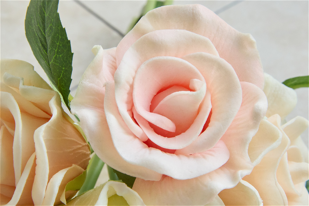 《ギフトセット/ローズ/アロマスプレーと専用ベース付き》昼はアートフラワー、夜はあたたかなムードライトになる「ローズブーケLED(ホワイト)」|VIA K STUDIOヴィアケースタジオ