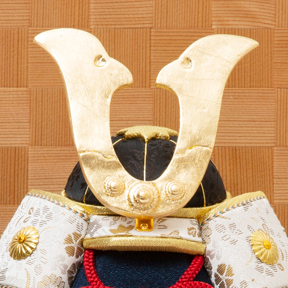 3. 獅噛み・鍬形(兜):金沢箔(金箔)|6つの日本伝統工芸をコンパクトにした、木目込の「プレミアム兜飾り」| 宝輝 | 柿沼人形