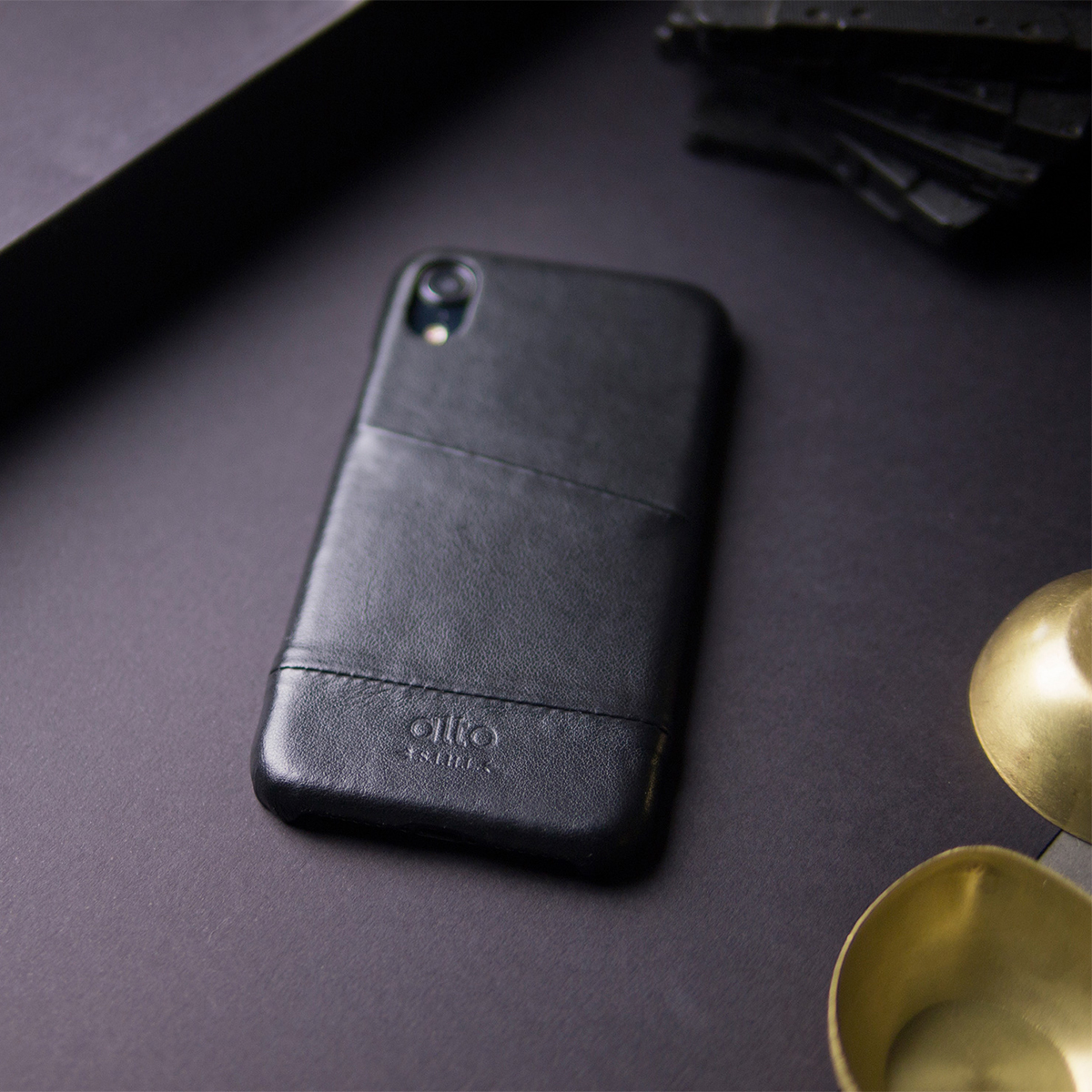 iPhoneとの「完璧な調和」を追求した、革作りから完成まで職人の手仕事にこだわったiPhoneケース|Alto