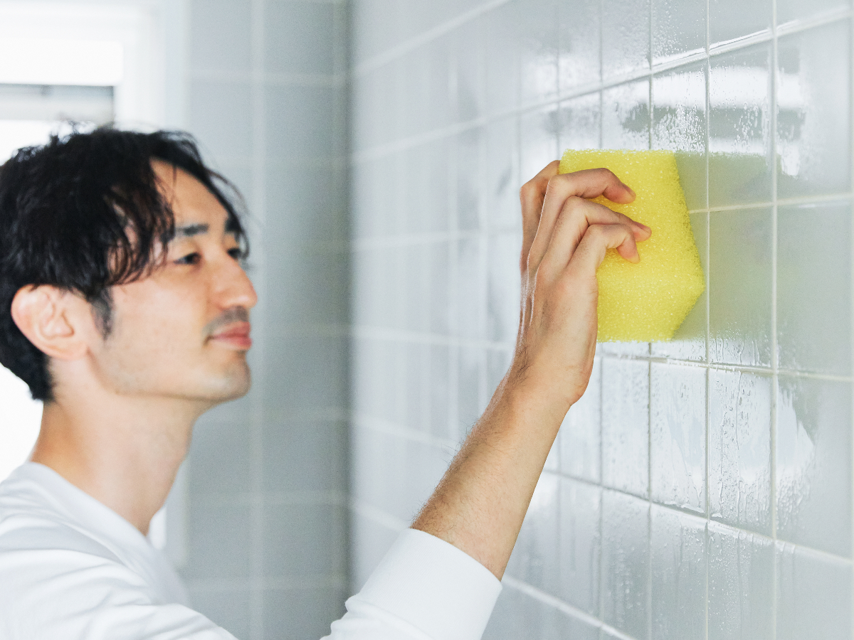 しっかりと握れるビッグサイズだから、壁や床など広い面のお掃除に最適。厚みのある四角形の形状によって耐久性もアップし、ガシガシ磨けます。冷水をかけるとタワシのように硬く、温水をかけるとしなやかなスポンジになる『Scrub Daddy(スクラブダディー)』