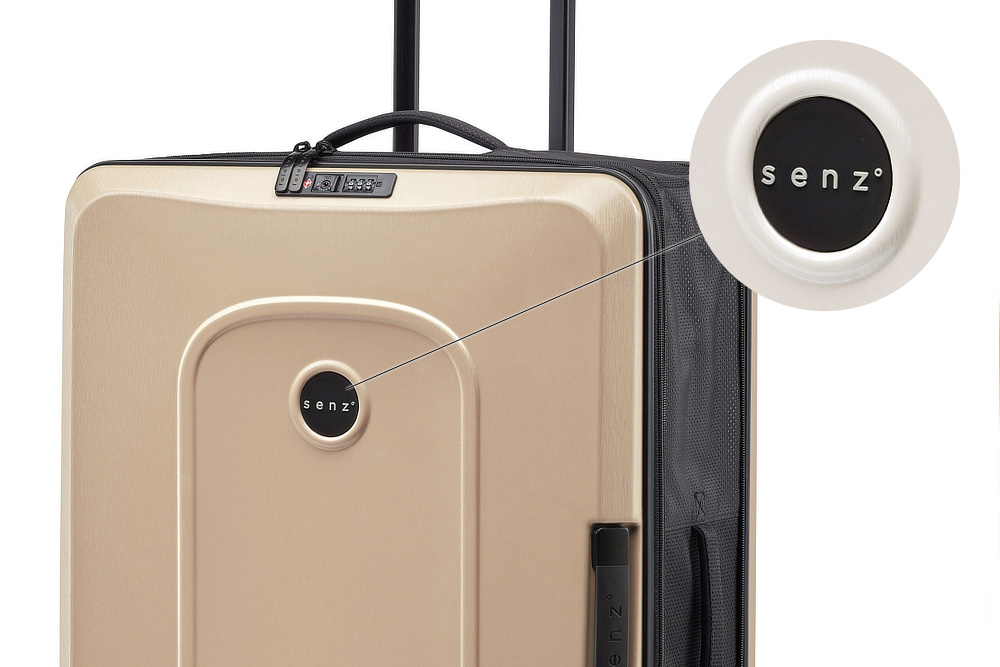 仕様変更後の前面のロゴデザイン｜空港で、観光地で、旅スタイルをスタイリッシュに。薄くたためてスリムに収納できる。スーツケース「senz°（センズ）oldaway（フォルダウェイ）」