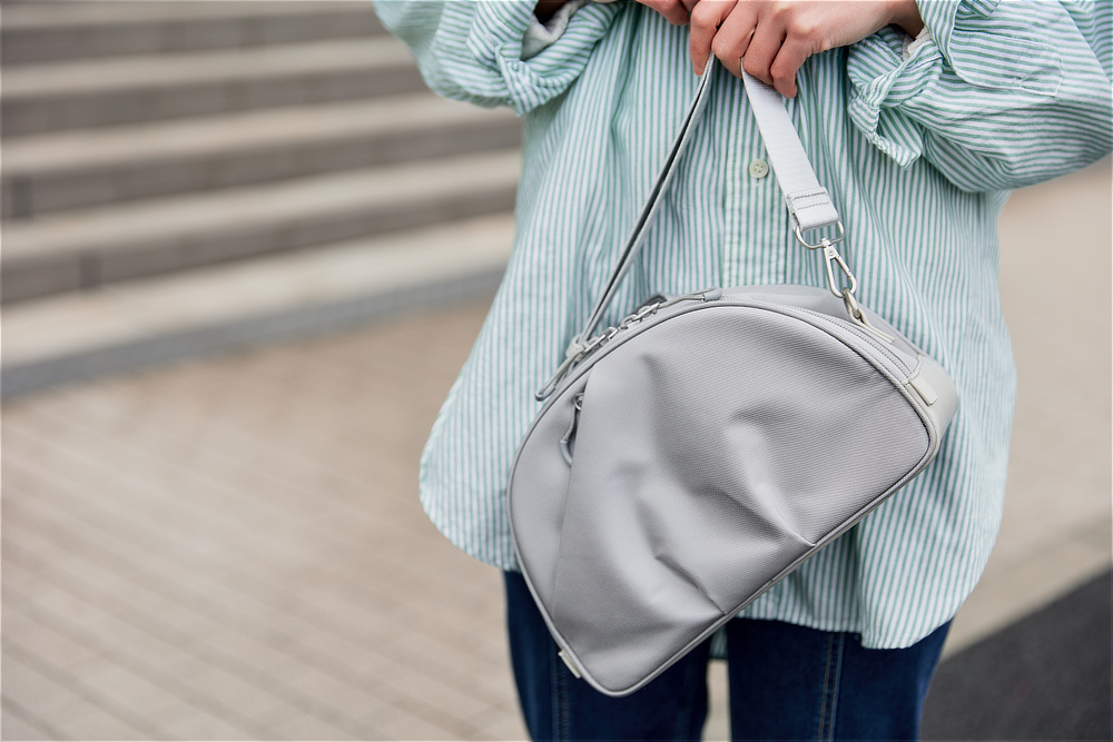 口がパカっと60°開いて、荷物が見える、出し入れスムーズな「バネパカ ショルダーバッグ」｜mayumasa