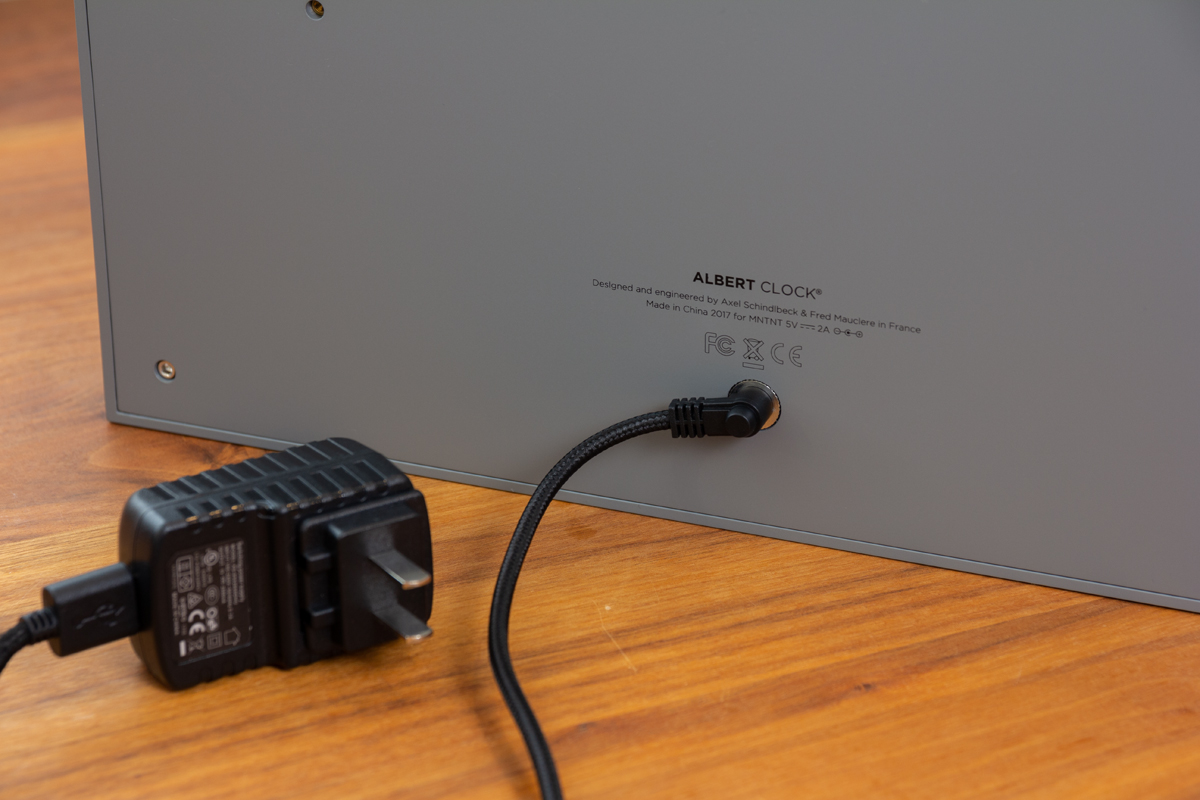 本体背面から電源アダプタを接続。ゲーム感覚で数式を解いて、時刻を割り出すデジタル置き時計 |Albert Clock