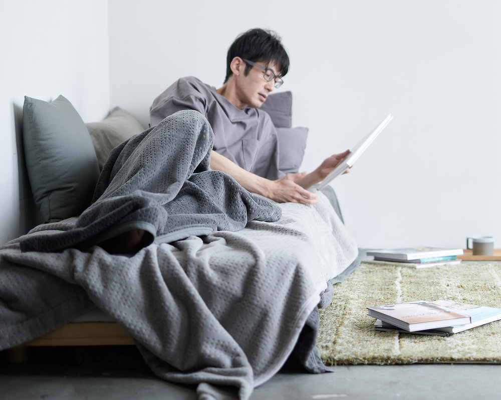 休みの日は、そのまま新聞を読んだり、メールチェックしたり、映画を見たり……ゆったりくつろぐのも◎|LOOM&SPOOL(ルームアンドスプール)のGRIS(グリ)の掛け寝具。コットンケット・綿毛布、秋冬・通年寝具