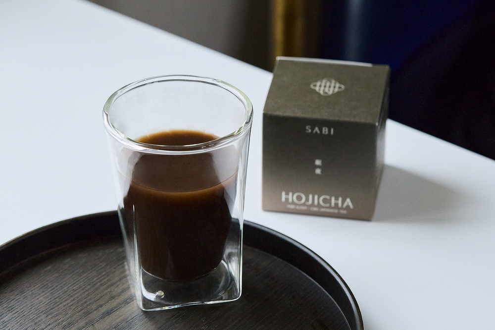 国内唯一のCBD研究所で、本来水に溶けにくいCBDを水溶化し、粉末のお茶に配合することに成功。|睡眠に悩む研究者が考案・開発した、CBD入りのほうじ茶、『SABI for sleep(サビ フォースリープ)』