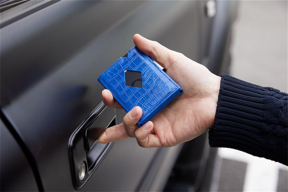 表側の素材は、薄くなめされた上質な牛革。軽く、手によく馴染み、経年変化も楽しめる素材です。｜スキミング防止機能付、１軍カードに直アクセス、コイン・お札も入るコンパクト財布（ウォレット）｜EXENTRI（エキセントリ）