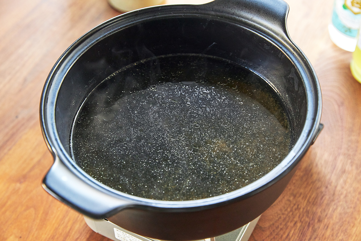安心して食べられる取り組みとして、生産者情報がわかるというトレーサビリティシステムも導入。『錦爽 名古屋コーチン』の肉質・脂質の良さは、しゃぶしゃぶ後の鍋を見るとわかります。飲めるポン酢&特製だし付き「名古屋コーチンしゃぶしゃぶセット(もも肉・むね肉)」|錦爽(きんそう)|丸トポートリー食品