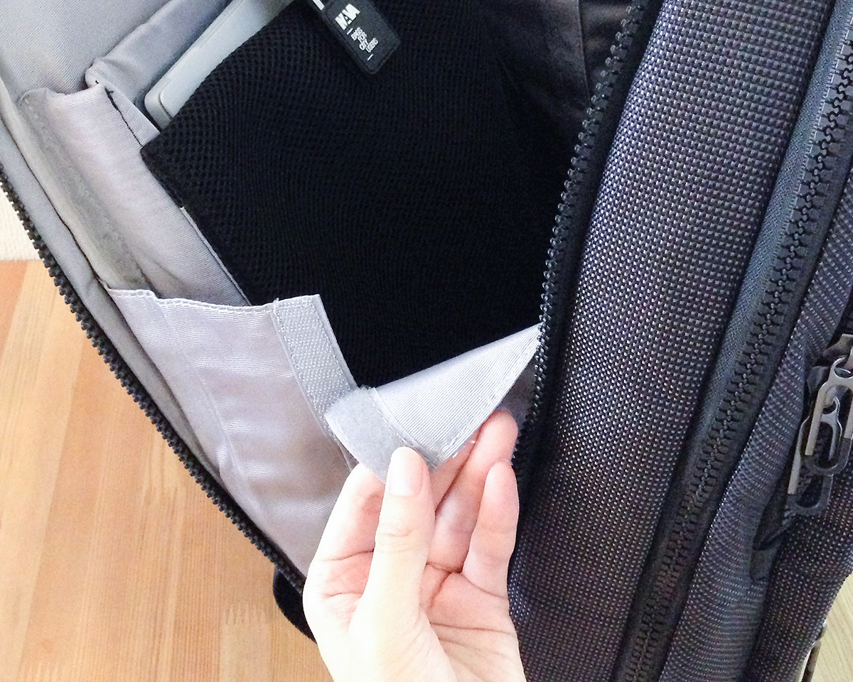 180°開く収納コンパートメントだから収納も取り出しもスマート。出張や旅行にぴったりのバックパック|NAVA