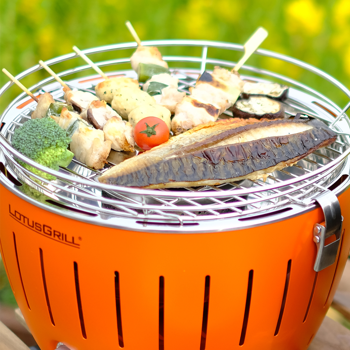外はパリッ、中はふっくらと炭火ならではのおいしさ。大人の気楽なBBQができる「炭火焼グリル」(コンパクト・軽い、ミニ、スモールサイズ)|Lotus Grill