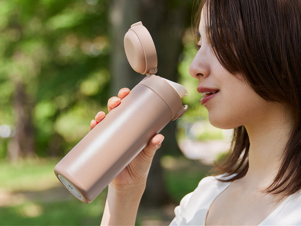 《ワンプッシュ／600ml》 スポドリOK、金属臭・ニオイ移りなし、チタンセラミックコーティング・ボトル｜WOKY（ワーキー）