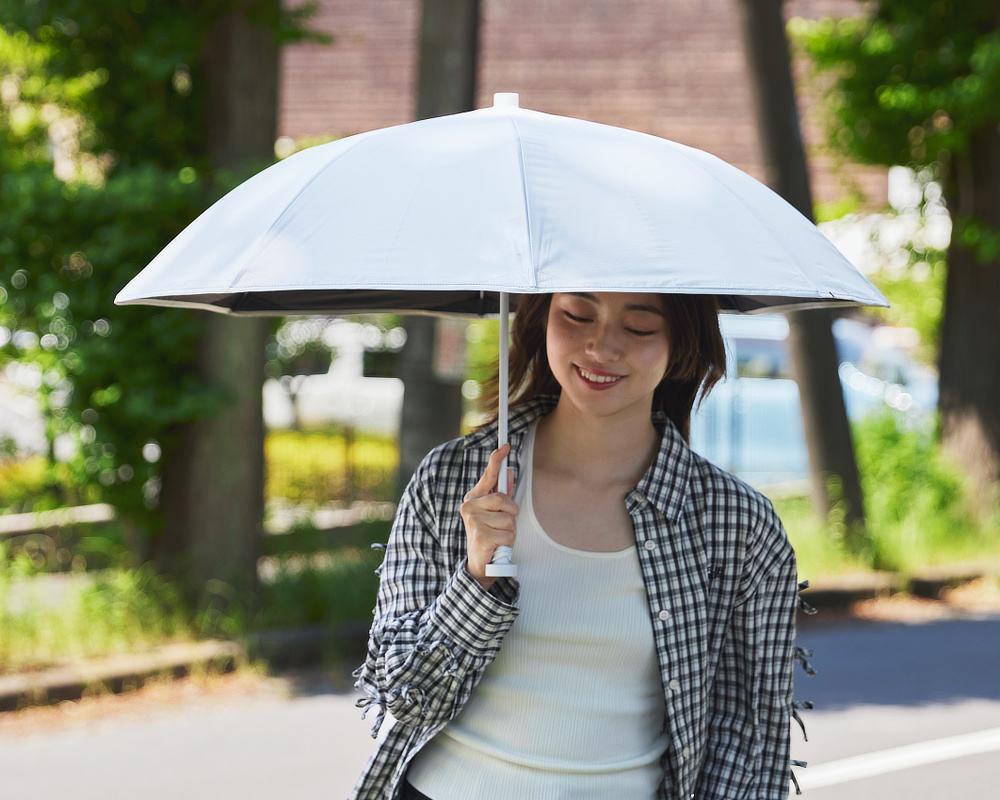 Image: https://1fl0kyr79c.user-space.cdn.idcfcloud.net/photographes/efc72cda97ecfe26fa7959e1570eded0.jpg 強い日差しも突然の雨も、余裕でブロック|強い日差しも熱もブロックするから夏の暑熱ストレスを減らします。チタンを練り込んだ生地を使った、晴雨兼用傘『+TIC COOL SHADE(プラスチック クールシェイド)』