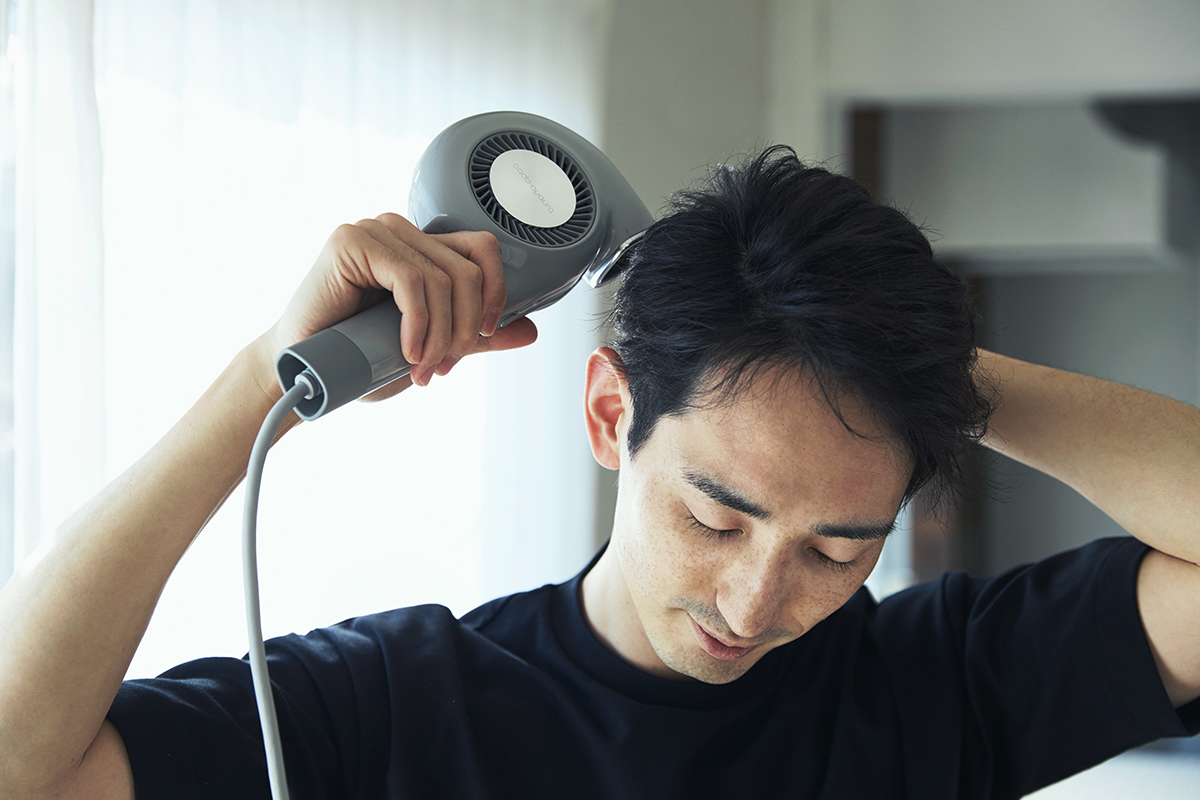 翌朝も、風の違いを実感。手と空間に馴染む、85℃のちょうどいい風をつくる「ヘアドライヤー」|cadocuaura(カドークオーラ)|BD-E2
