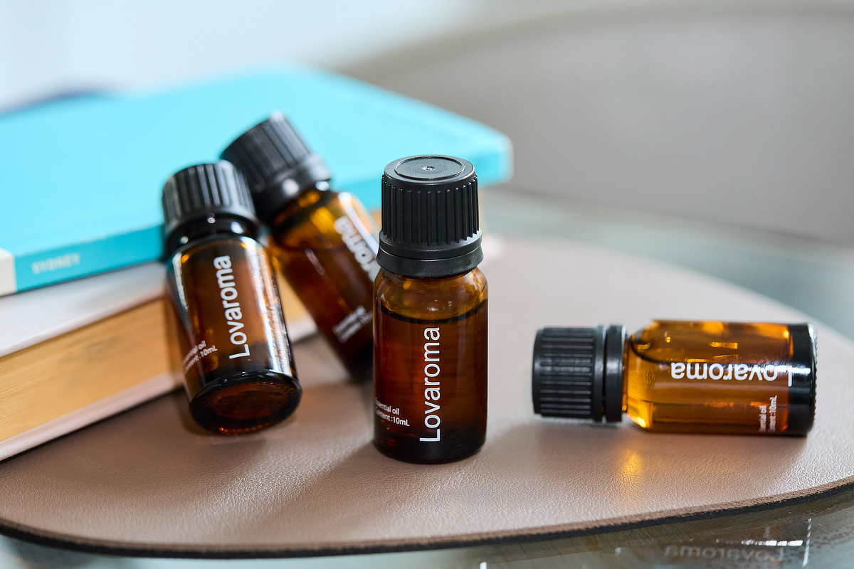 届いたらすぐに使える「ブレンド精油」1本つき。「シャキッと集中」「すっきりドライブ」「自然な虫除け」「ぐっすり睡眠」｜家、車、お店、オフィス、いつでもどこでも使える。コードレス充電式のネブライザー型アロマディフューザー｜Lovaroma（ラバロマ）