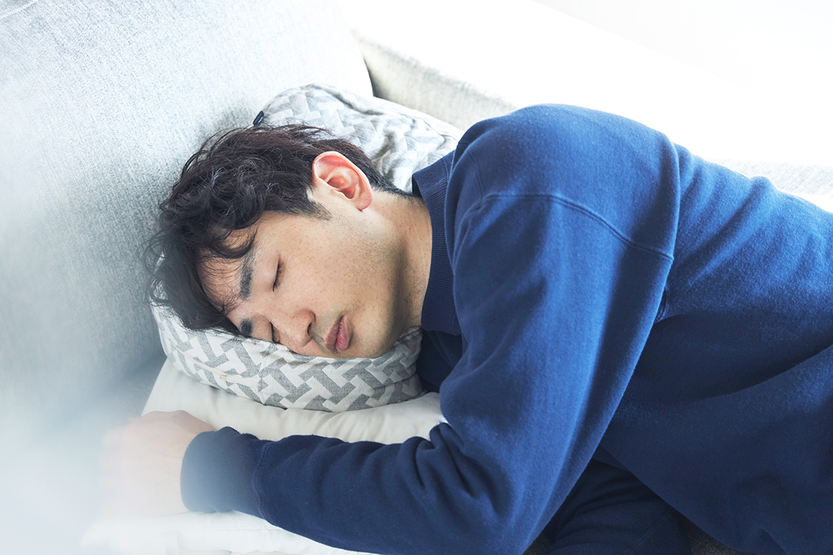 好みの高さに調節できる横向き寝の姿勢をサポート、スマホや本がラクに読めるまくら・ピロー|HONTO