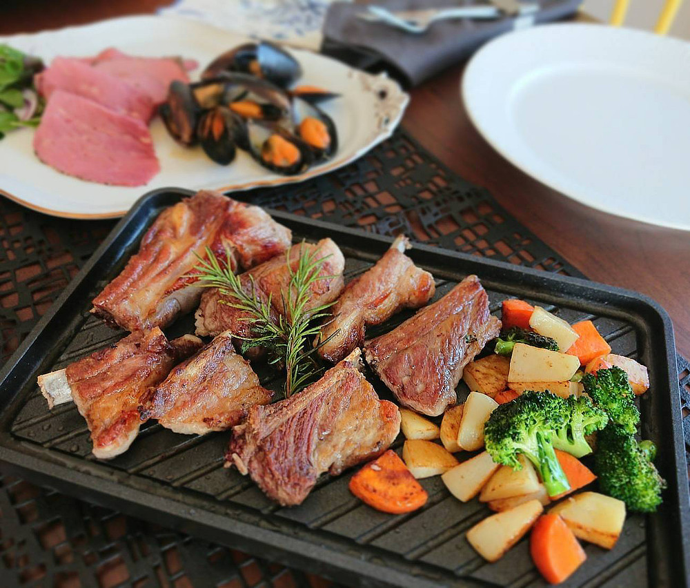 溝がついていることで、余分な脂が落ちるので、さっぱりヘルシーに焼き上がる「炭プレート」|万能調理器具「スミイタグリル」・炭(カーボン)プレート|あやせものづくり研究会 Ayase Labo(カーボン加工専門メーカー旭工業)
