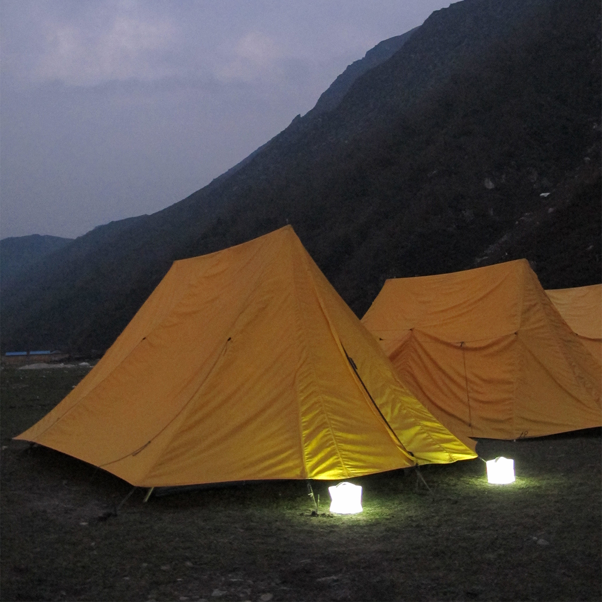 山で、ビーチで、自宅の庭で便利なソーラー充電式の畳めるランタン型のライト|carry the sun(キャリー・ザ・サン)