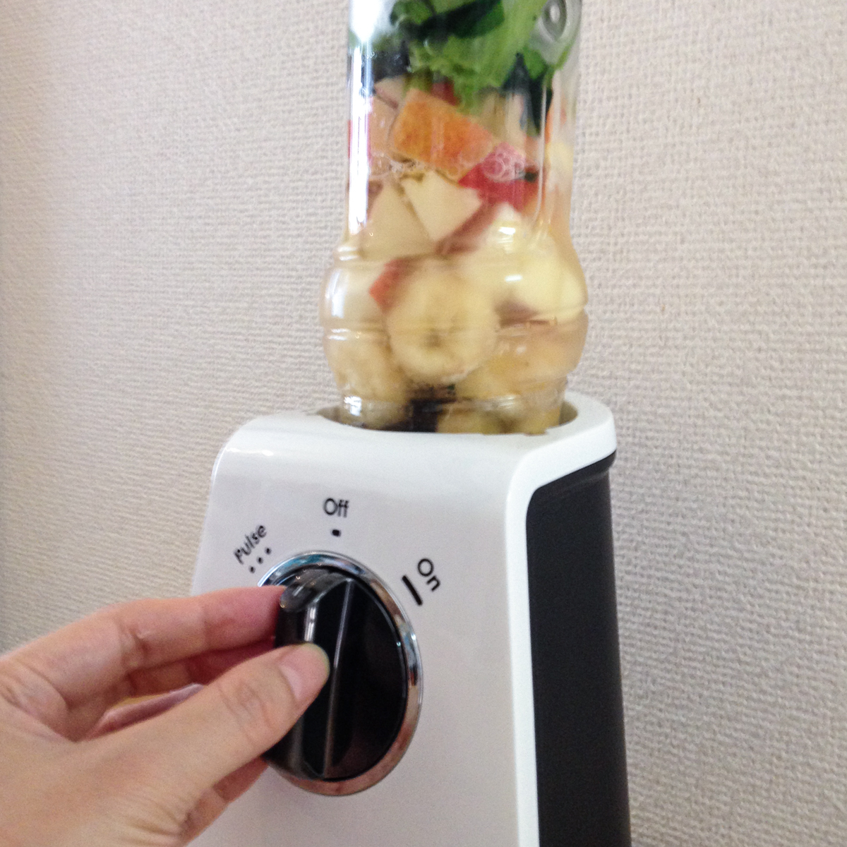 小松菜スムージー|氷も皮付き野菜も滑らかなスムージーに…パワフルな小型ブレンダー|ferrano
