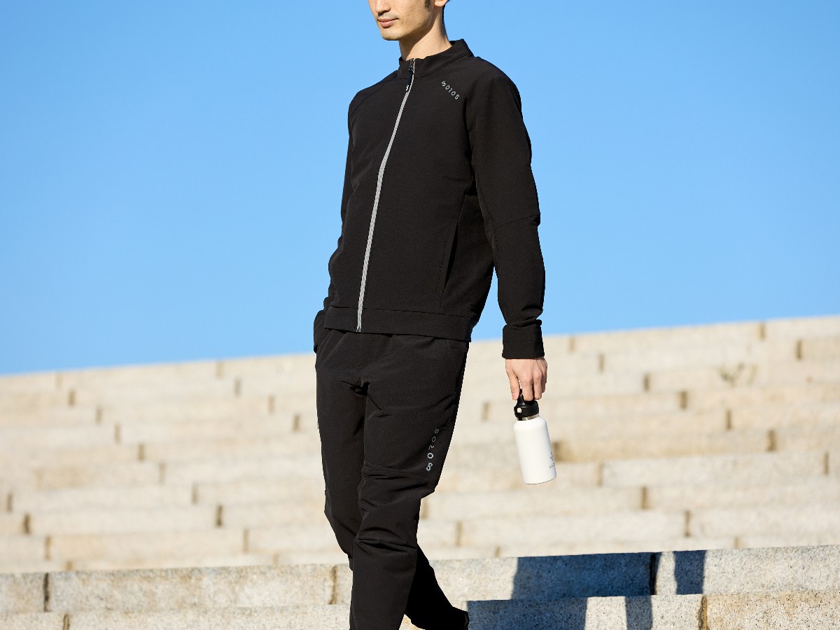 Image: https://1fl0kyr79c.user-space.cdn.idcfcloud.net/photographes/f263efafd900c8332429a1c6759bd062.jpg 冬の運動時に、ロングTシャツの上に羽織るだけで温かい、伸縮性に富んだアクティブジャケット。アウトライヤージャケット|NASAが宇宙服に使う断熱材を応用した、薄さ2ミリの「ソーラーコア」を使った「アウトライヤージャケット」|Oros(オロス)