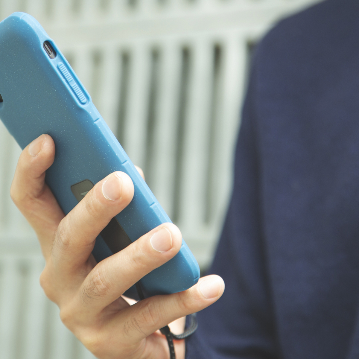 使い勝手もバツグン。薄型で丸みを帯びた側面は、長時間スマホを持っていても手が痛くなりにくいから、動画視聴やスマホゲームをする方にもおすすめのスマホケース・カバー|LANDER MOAB CASE(ランダー)