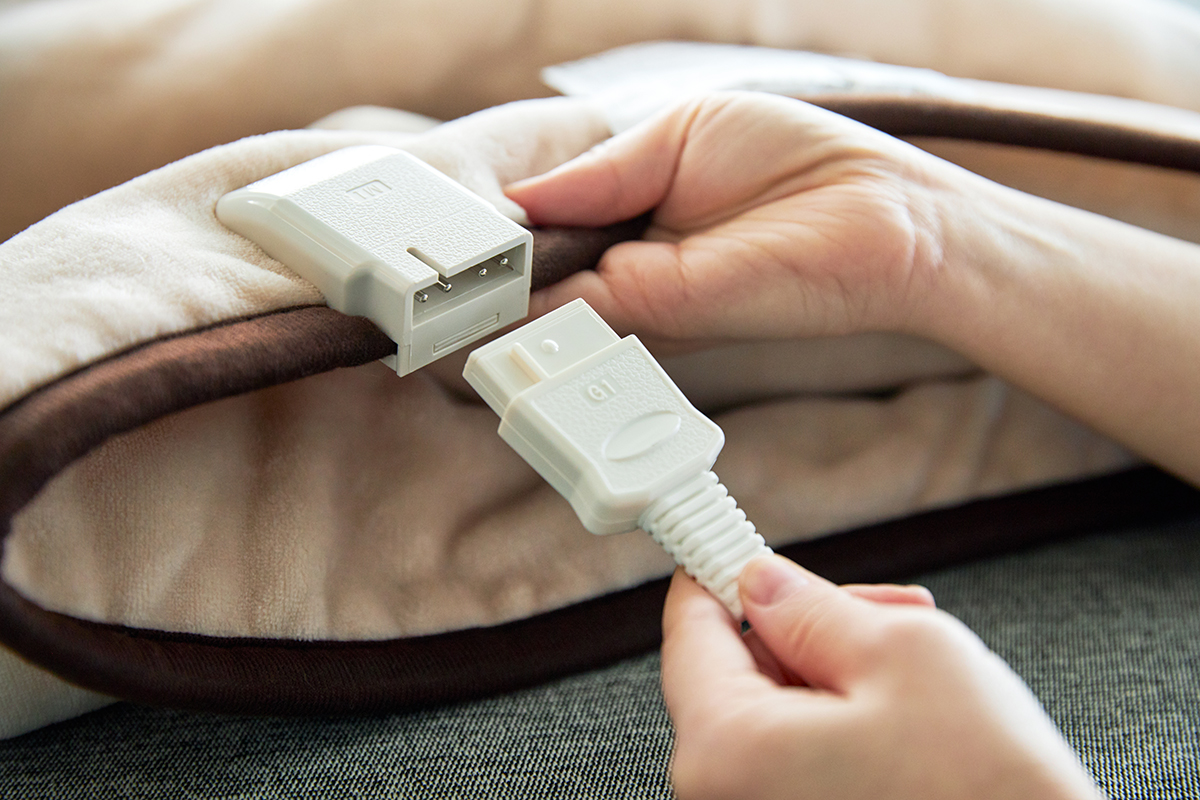 自宅で洗えるから清潔さが保てる。あなたの睡眠サイクルに合わせて、電源が自動オンオフ!洗濯機で丸洗いできる「電気毛布」|HEAT-CRACKER