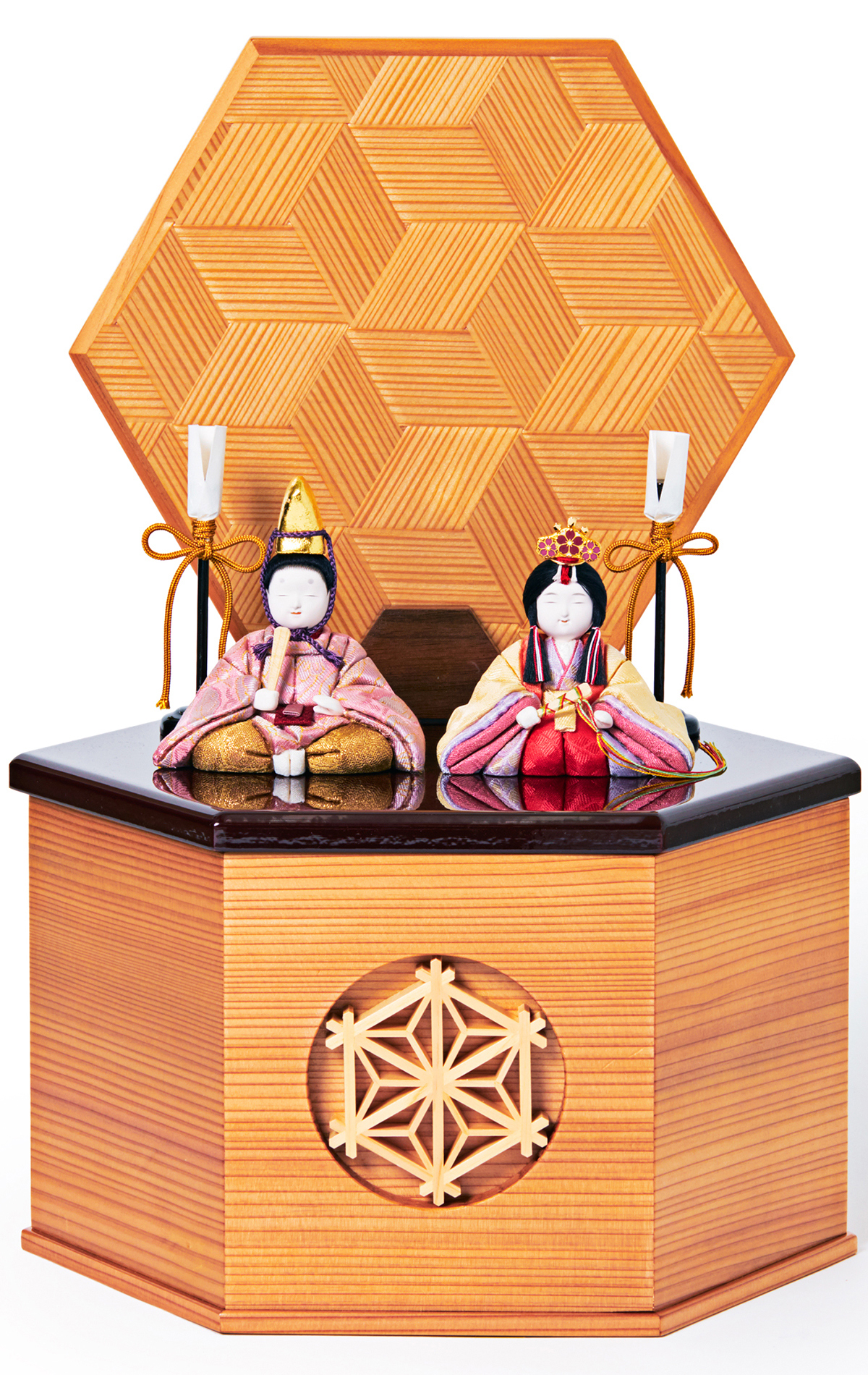 Image: https://1fl0kyr79c.user-space.cdn.idcfcloud.net/photographes/f4dc80292185dbd5922f8d8b2dd73a5a.jpg 次世代に伝えていきたい最高峰の7つの日本伝統技術が結集|柿沼東光(経済産業大臣認定伝統工芸士)× 大沼 敦(工業デザイナー)によるモダンな雛人形