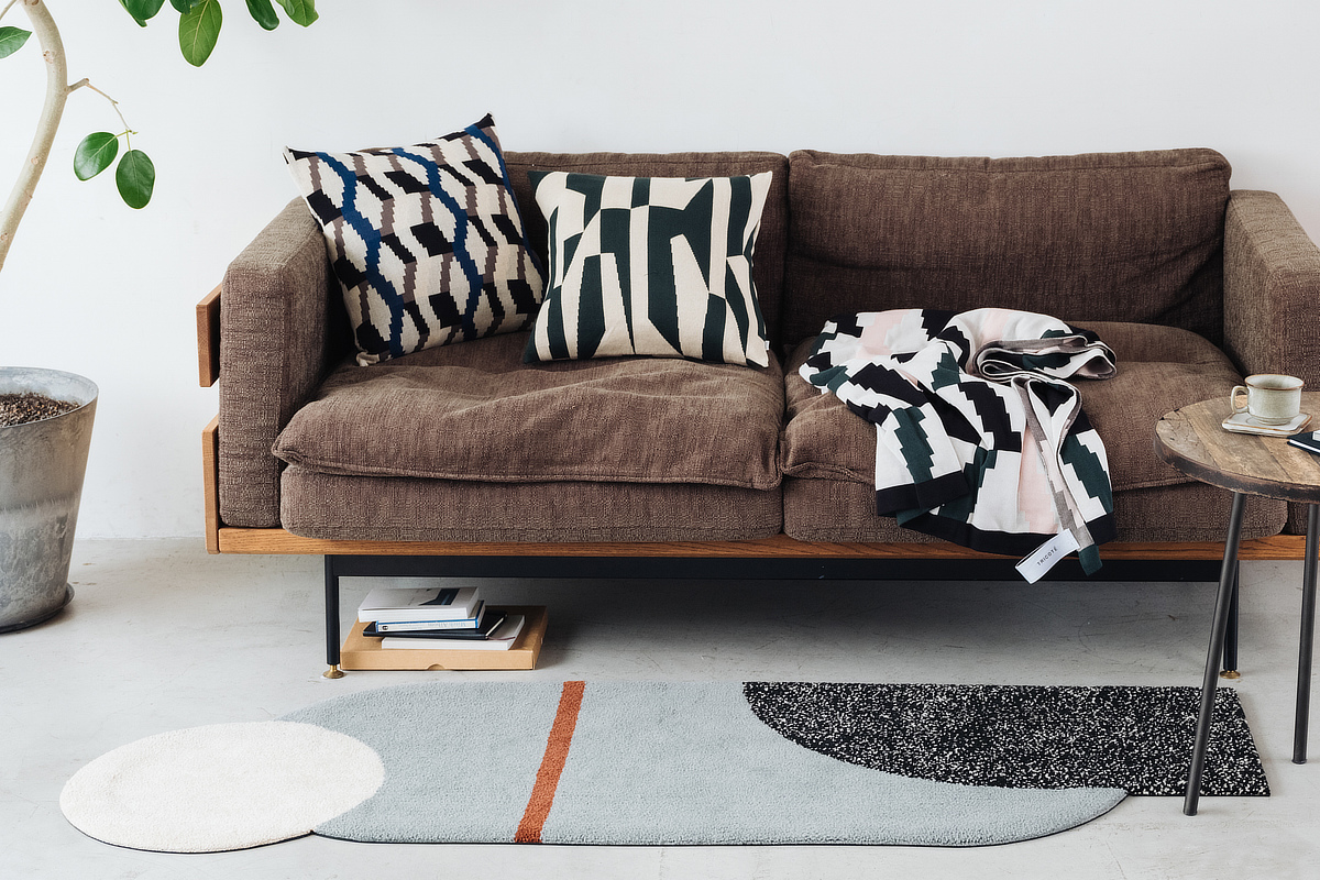 Image: https://1fl0kyr79c.user-space.cdn.idcfcloud.net/photographes/f541b41eca1b6c2f1b4e2ee53b77377e.jpg 主張が強いと思いきや、モダンな家具にもナチュラルな家具にも、不思議と調和する|床にアートで空間がキマる「クリエイティブ・ラグ」(カーペット・絨毯)TRICOTÉ(トリコテ)|TRICOTÉ