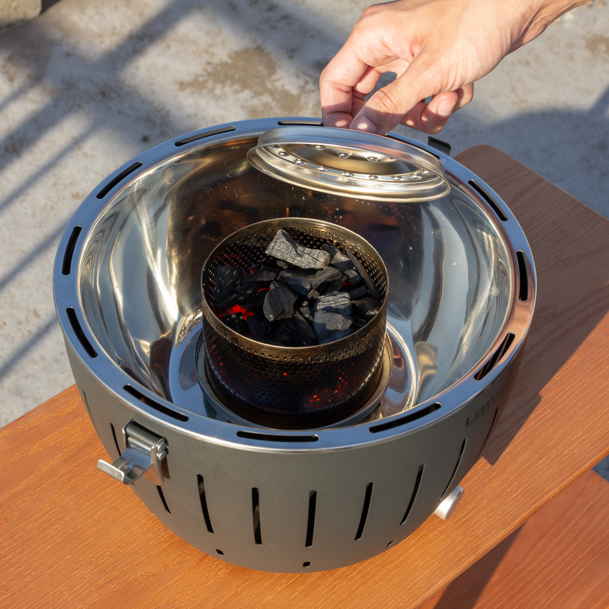 手順3|煙が少ない火力調節ファン付きロースターで、大人の気楽なBBQができる「炭火焼グリル」(一人キャンプ、ソロBBQに)|Lotus Grill