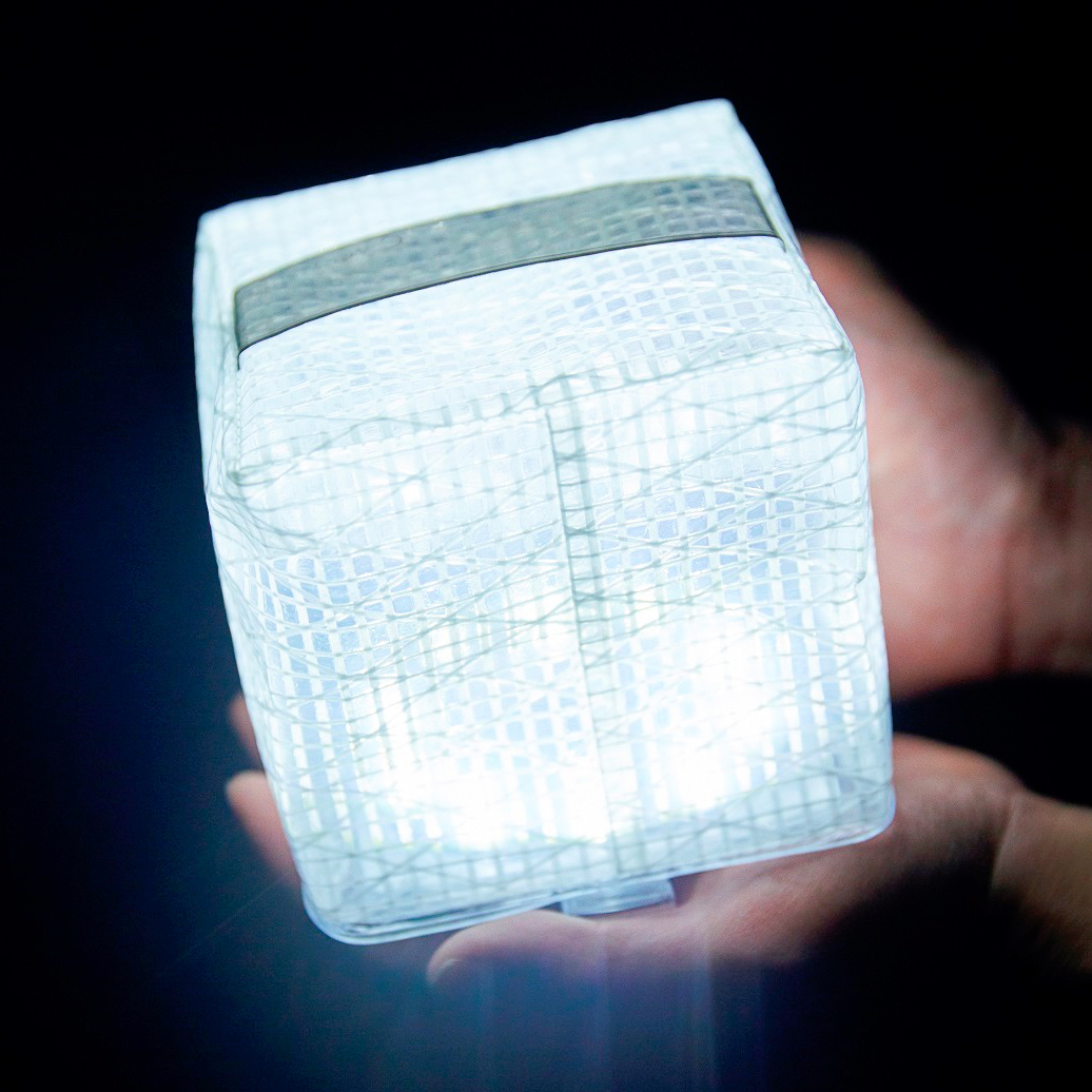山で、ビーチで、自宅の庭で便利なソーラー充電式の畳めるランタン型のライト|carry the sun(キャリー・ザ・サン)