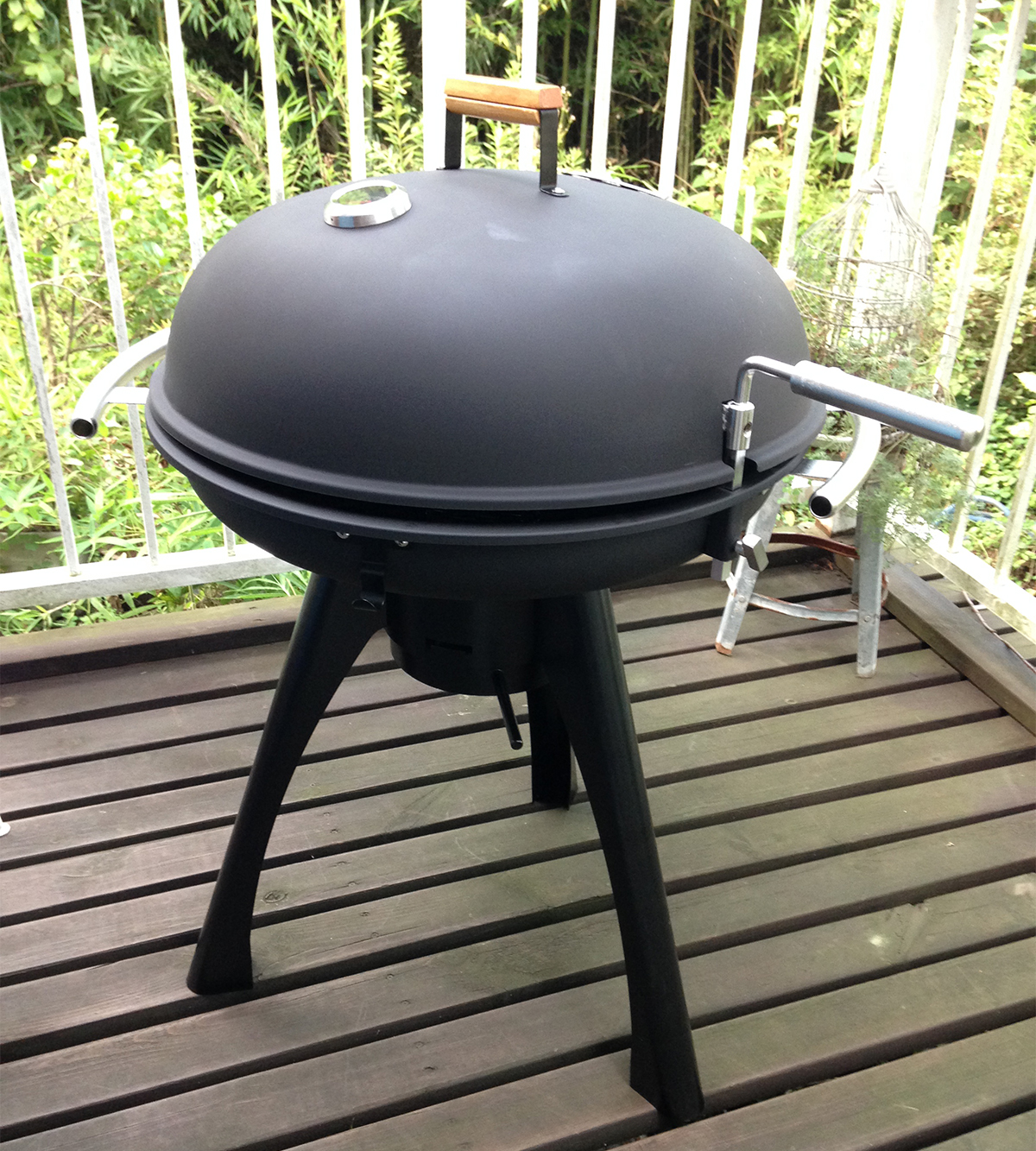 庭やベランダに置くだけで、まるでバーベキュー用のキッチンになる「BBQグリル」|SWINGGRILL