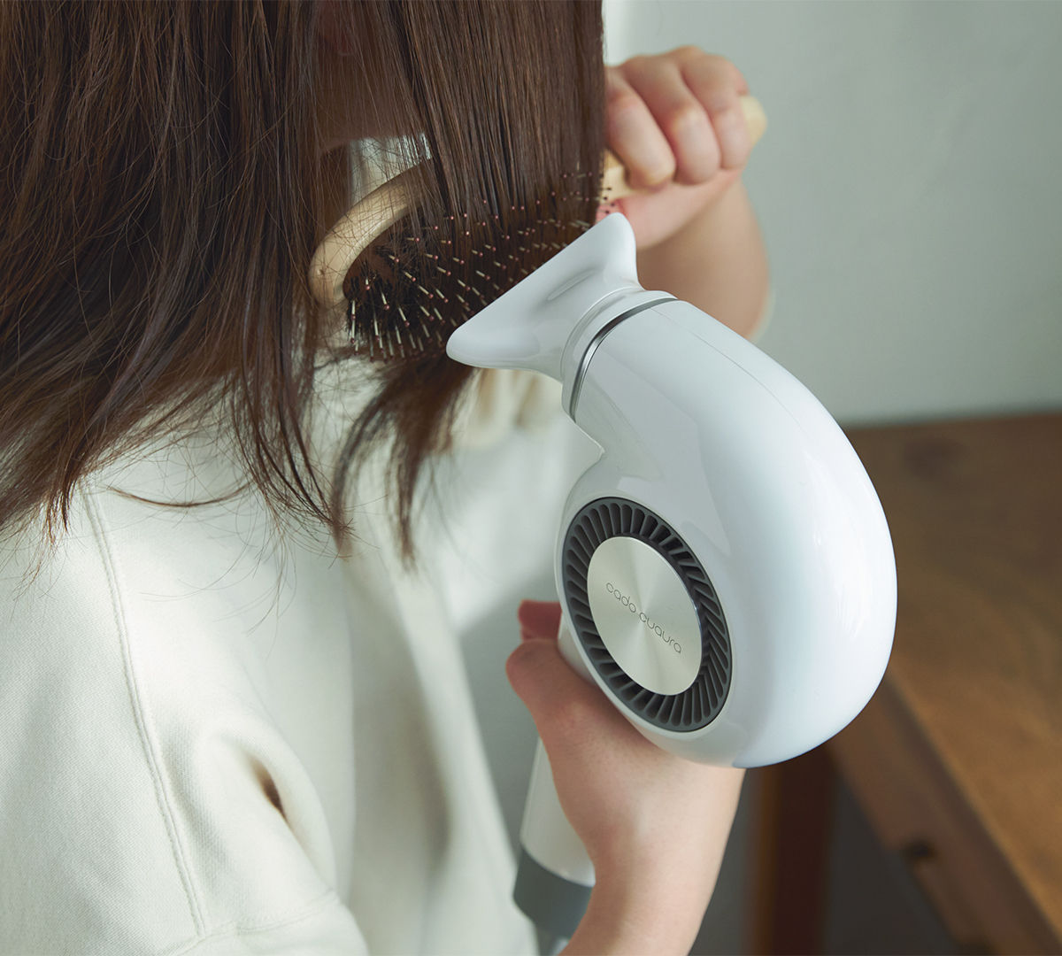 集中的に風を送るスタイリング用ノズルを装着すれば、翌朝のブローも快適です。手と空間に馴染む、85℃のちょうどいい風をつくる「ヘアドライヤー」|cadocuaura(カドークオーラ)|BD-E2