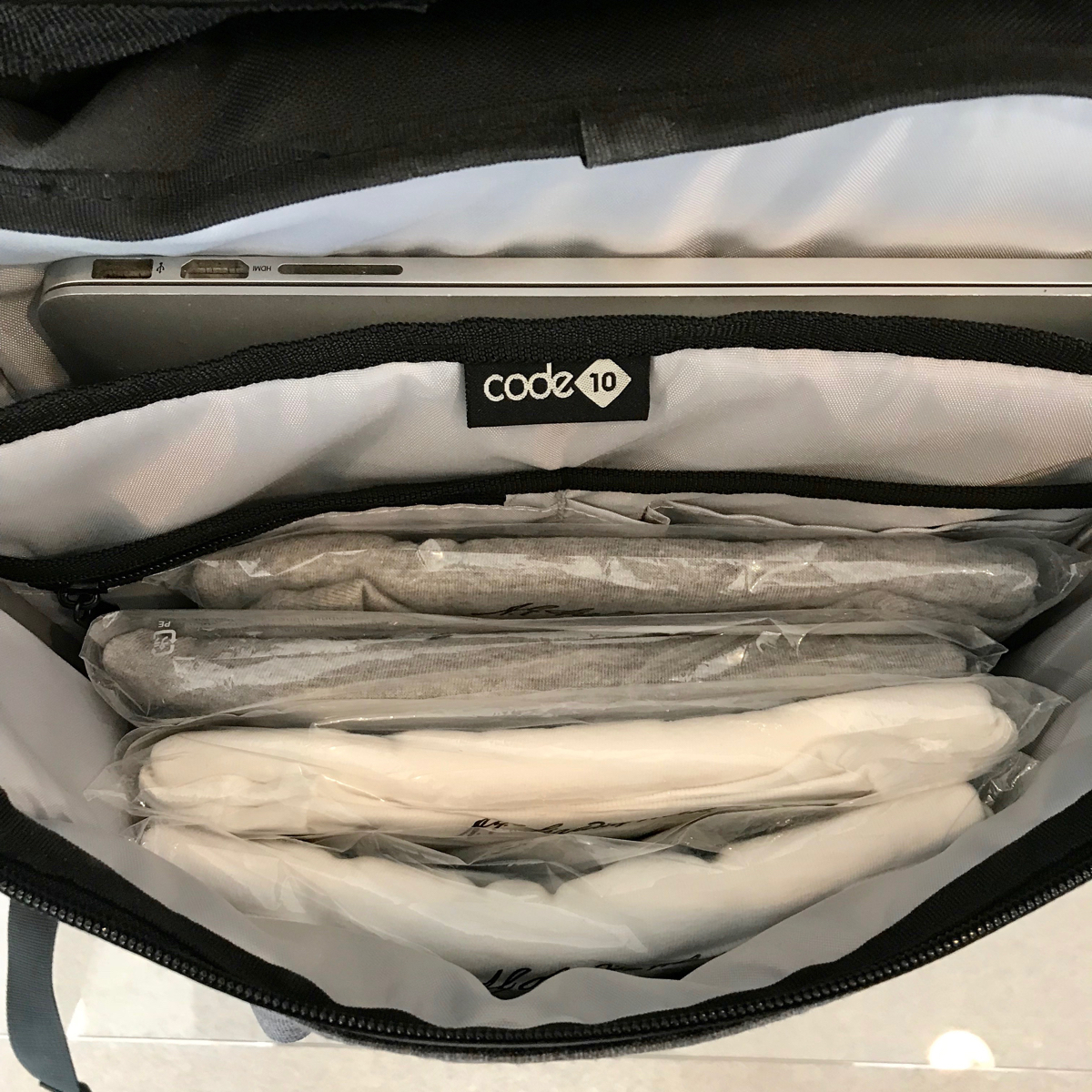 立体的に収納できるハイテク収納の都会的なバックパック《DAYPACK》|Code 10(コードテン)