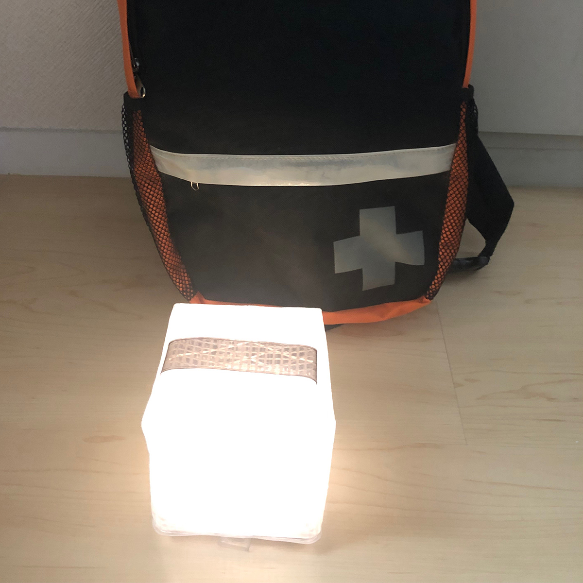 水にも強い携帯できるソーラー充電式の畳めるランタン型のライト|carry the sun(キャリー・ザ・サン)