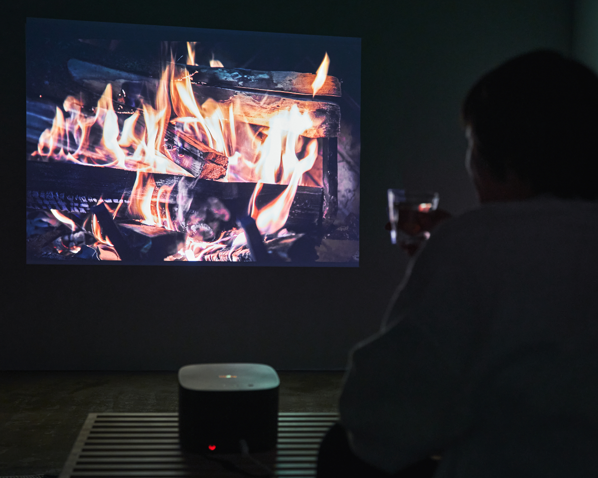 圧巻!リビングで100インチの4K映像|簡単設定、くっきり明るい4K、胸に迫るサウンド。ドラマに、スポーツに、どっぷり浸れる「家庭用プロジェクター」|XGIMI HORIZON Pro(エクスジミー ホライズン プロ)」