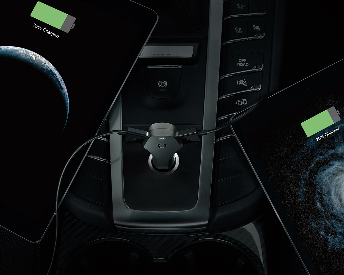2台同時に充電できる。急速充電も可能。アプリが運転ルートを自動記録、駐車位置や制限時間もお知らせする「車用スマホ充電器」|ZUSスマートカーチャージャー