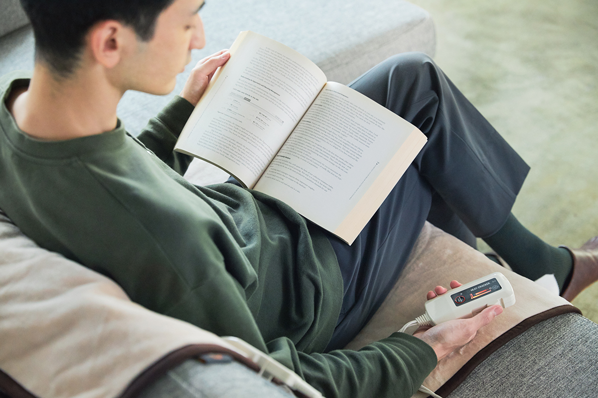 シンプルな操作で「適温」を設定できる。あなたの睡眠サイクルに合わせて、電源が自動オンオフ!洗濯機で丸洗いできる「電気毛布」|HEAT-CRACKER