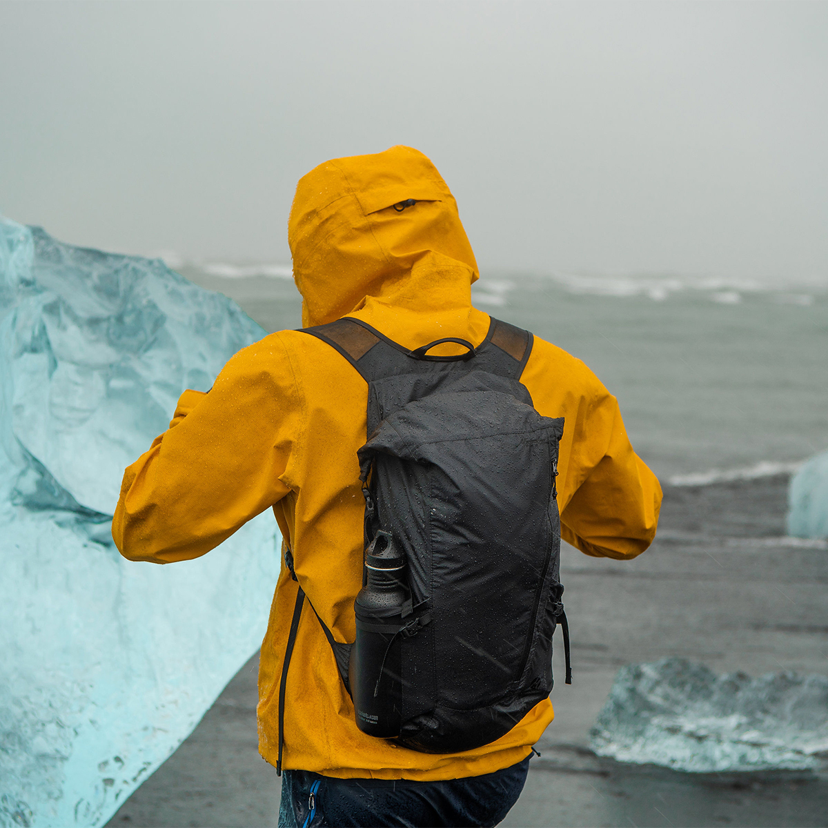 生地の裏側まで水を通さない高耐水性&高強度の素材「30D Cordura」。軽くて強靭なパラシュートと同じ素材のバックパック|Matador Freerain24 2.0