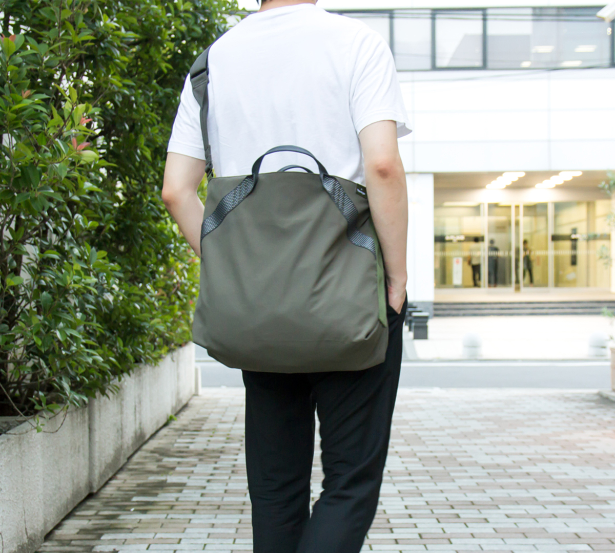 ①長時間背負っても快適!|超軽量、動きを邪魔しない、荷重を分散、ミニマムデザインの2WAYトートバッグ | Topologie