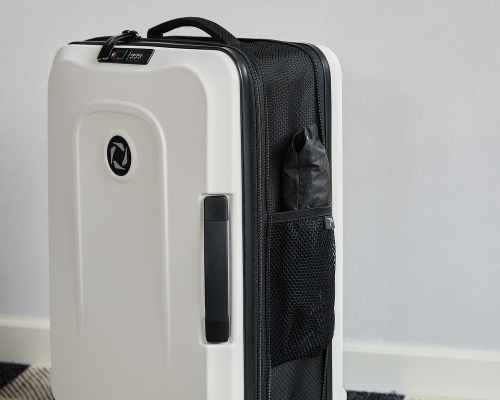 １度購入したら、長いおつきあいになるスーツケース。『senz°』なら、旅の途中も旅の後も、美しくスムーズです。スーツケース「senz°（センズ）oldaway（フォルダウェイ）」