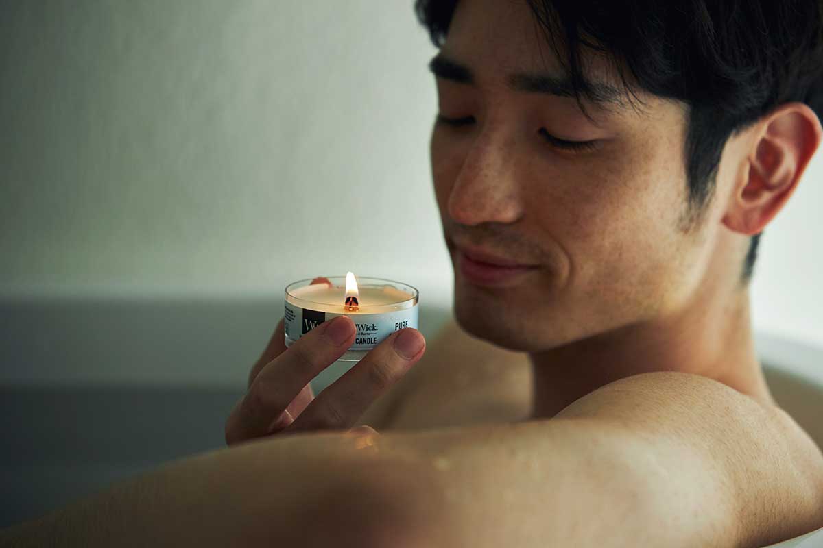 Image: https://1fl0kyr79c.user-space.cdn.idcfcloud.net/photographes/fa5f911b0ca747fea87e5e9b14573ea7.jpg アメリカ・ヴァージニア州リンチバーグに拠点を置く、フレグランスブランドの『ヴァージニアギフトブランズ社』が開発。小さな焚き火を眺めているような気分に。天然木の芯が燃える音がなんとも心地いい、『WoodWick(ウッドウィック)』のプチキャンドル