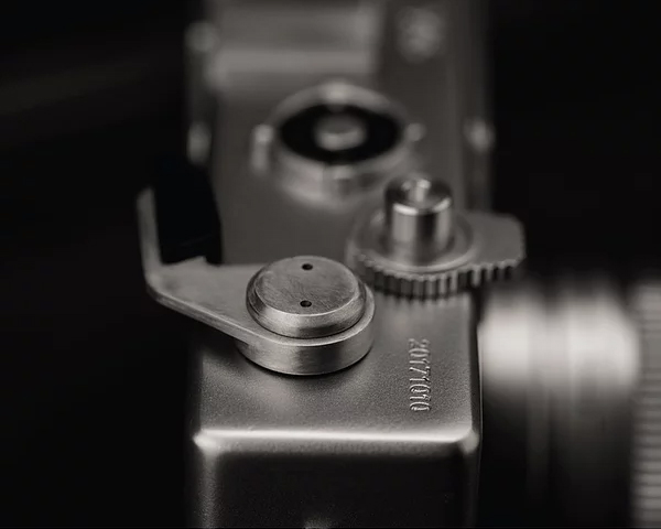 レバー|映画のような空気感やノスタルジー、雰囲気のある写真が簡単に撮れるトイデジカメ|YASHICA