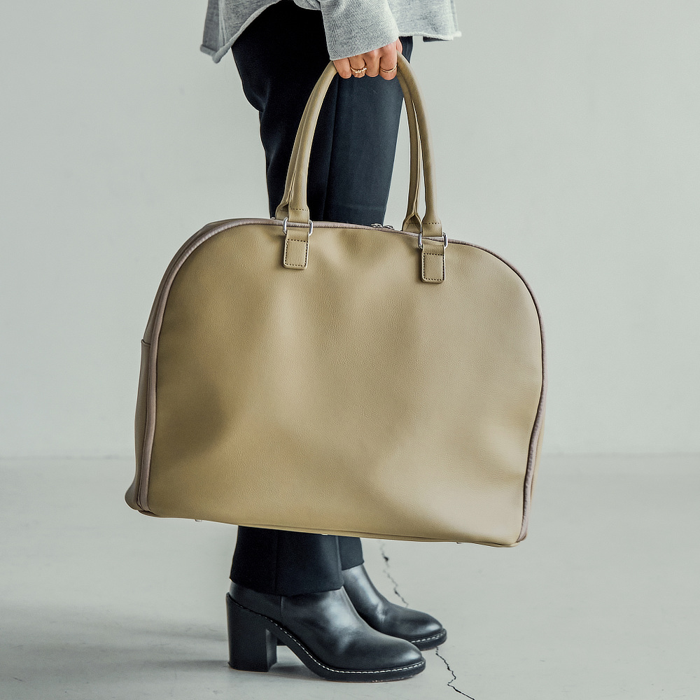 わずか2枚のサボテンの葉から、ひとつのボストンバッグが生まれるという、なんともエコな素材｜1泊2日、2泊3日対応。ガバッと開いて、小旅行や出張の荷物をたっぷり収納！サボテンから生まれたビーガンレザー使用の「旅バッグ」ボストンバッグ|旅フリークがつくるトラベルブランド『Aww（アウ）』