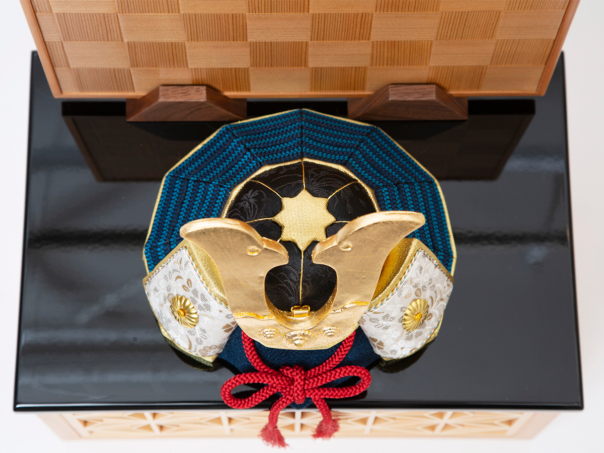 6. 収納舞台箱・蓋:紀州塗り|6つの日本伝統工芸をコンパクトにした、木目込の「プレミアム兜飾り」| 宝輝 | 柿沼人形