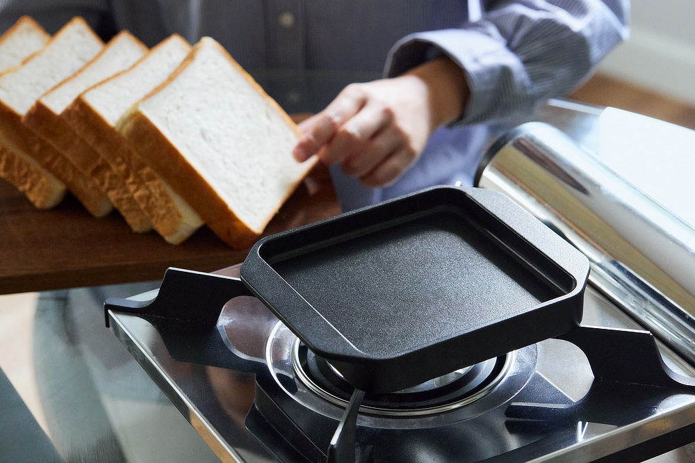 炭火焼きと同じように、強い遠赤外線効果で素早く熱を伝え、水分を逃すことなく、内側からもあたためるという仕組みの「スミ トースター」|万能調理器具・炭(カーボン)プレート|あやせものづくり研究会 Ayase Labo(カーボン加工専門メーカー旭工業)