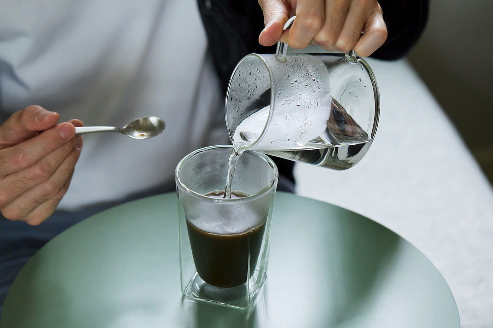 お湯だけでなく水や牛乳でもOK。少量の水であらかじめかき混ぜてから水または牛乳を足すと、ダマになりにくく、キレイに溶けます。|睡眠に悩む研究者が考案・開発した、CBD入りのほうじ茶、『SABI for sleep(サビ フォースリープ)』