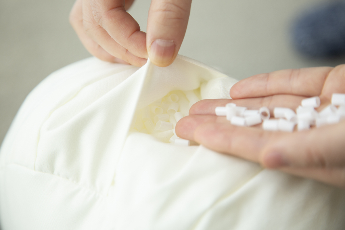好みの硬さに中材を調整することも可能。このままでも使えますが、「専用カバー」を装着することをおすすめ。坐禅蒲団(坐蒲)・瞑想用クッション| ZAF(ザフ)
